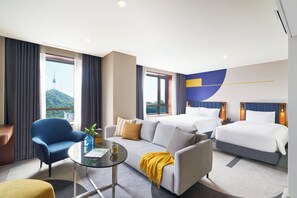 Suite, 1 kingsize-seng, fjellutsikt | Sengetøy av topp kvalitet, safe på rommet og skrivebord
