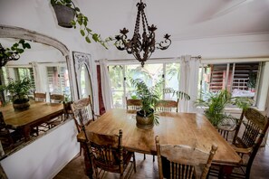 60-inch flat-screen TV with digital channels, TV, DVD player - Jaspers Apartments (Brunswick Heads)