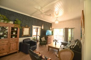 60-inch flat-screen TV with digital channels, TV, DVD player - Jaspers Apartments (Brunswick Heads)