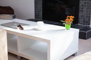 60 インチの薄型テレビ (デジタル放送視聴可)、スマートテレビ