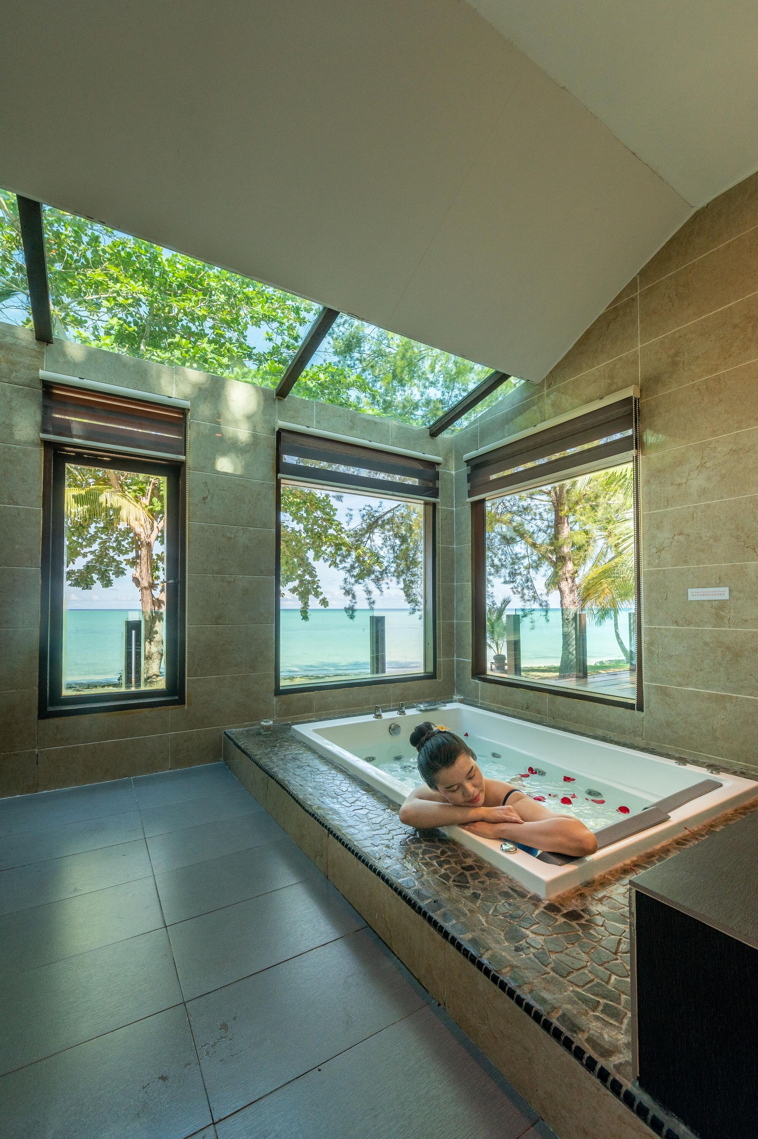 Minibar, pengeskab på værelset, skrivebord, strygejern/strygebræt