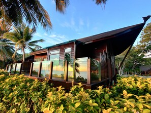 Minibar, in-room safe, desk, iron/ironing board - The Reef Dive Resort (Mataking Island)