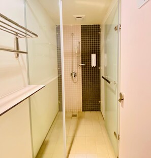 Rainfall showerhead, towels