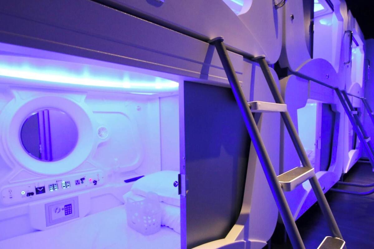 Una hilera de cabinas para tratamientos de spa, cada una con iluminación individual y paneles de control.