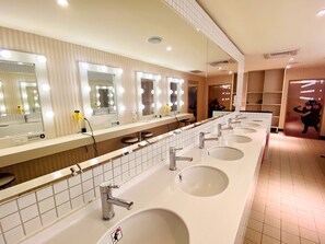 Rainfall showerhead, towels - Heybear Capsule Hotel (New Taipei City)
