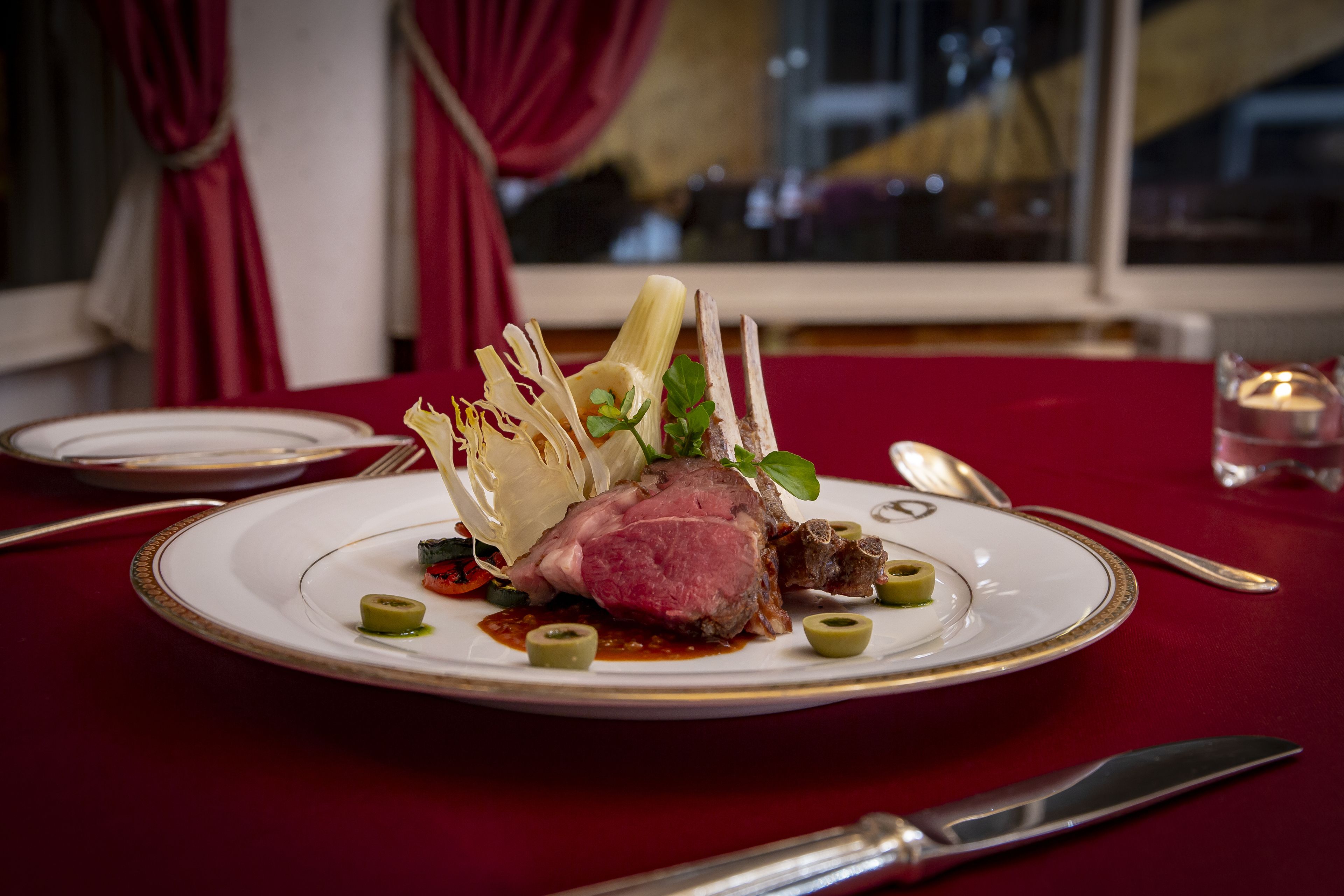 2 restaurants, dinner served, french cuisine