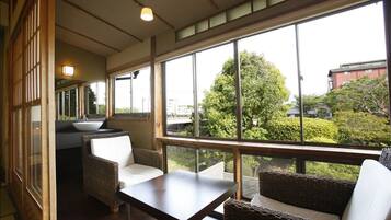 Kamar Standar (Standard, 2nd floor) | Seprai premium, brankas, meja kerja, dan Wi-Fi gratis