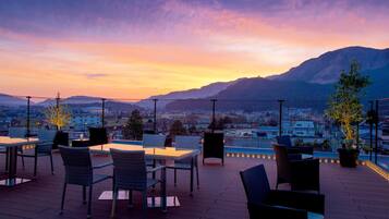Melayani sarapan dan makan malam dengan sajian masakan Jepang