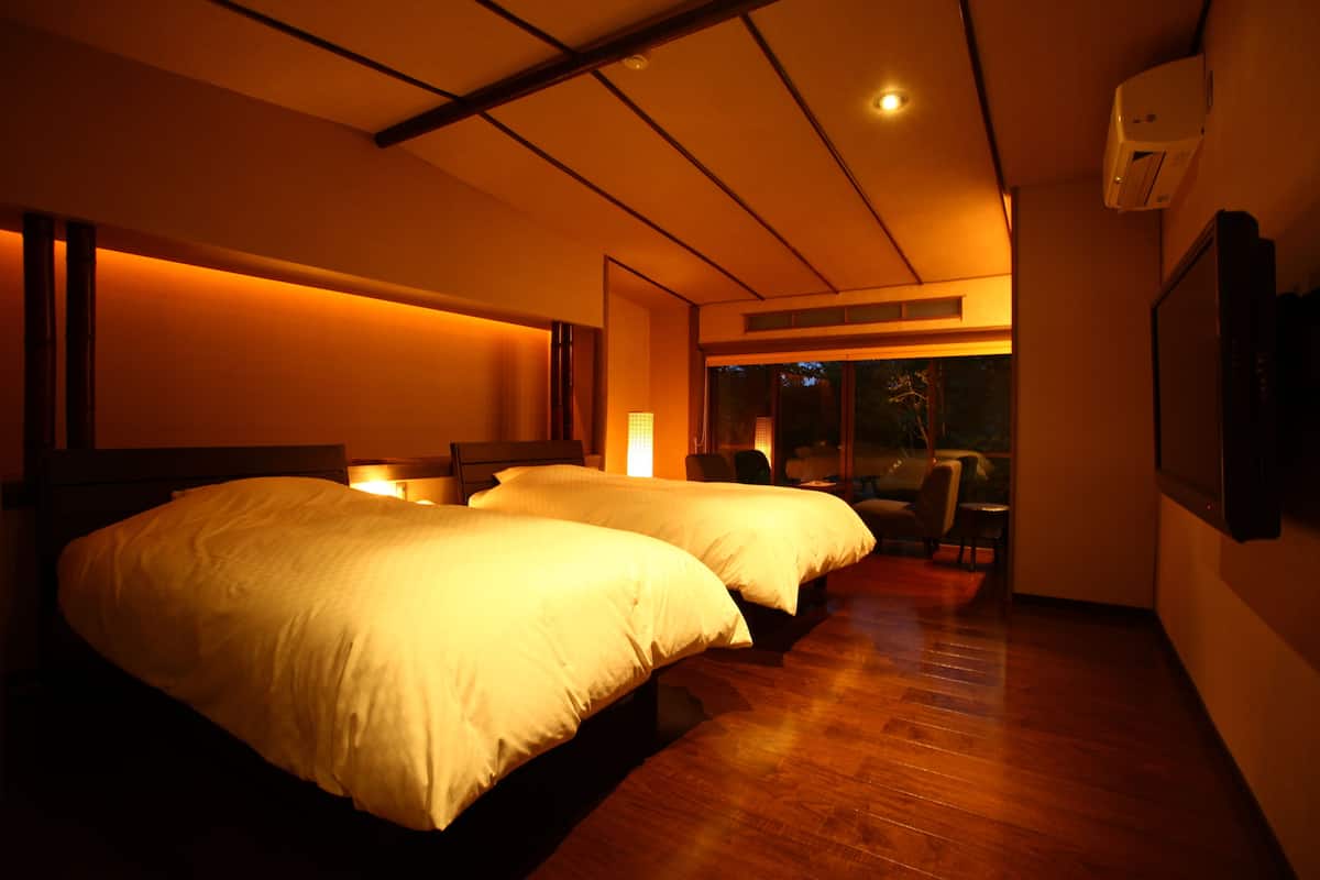 Chambre (Semi-Double with Open Air Bath) | Literie de qualité supérieure, coffres-forts dans les chambres, bureau