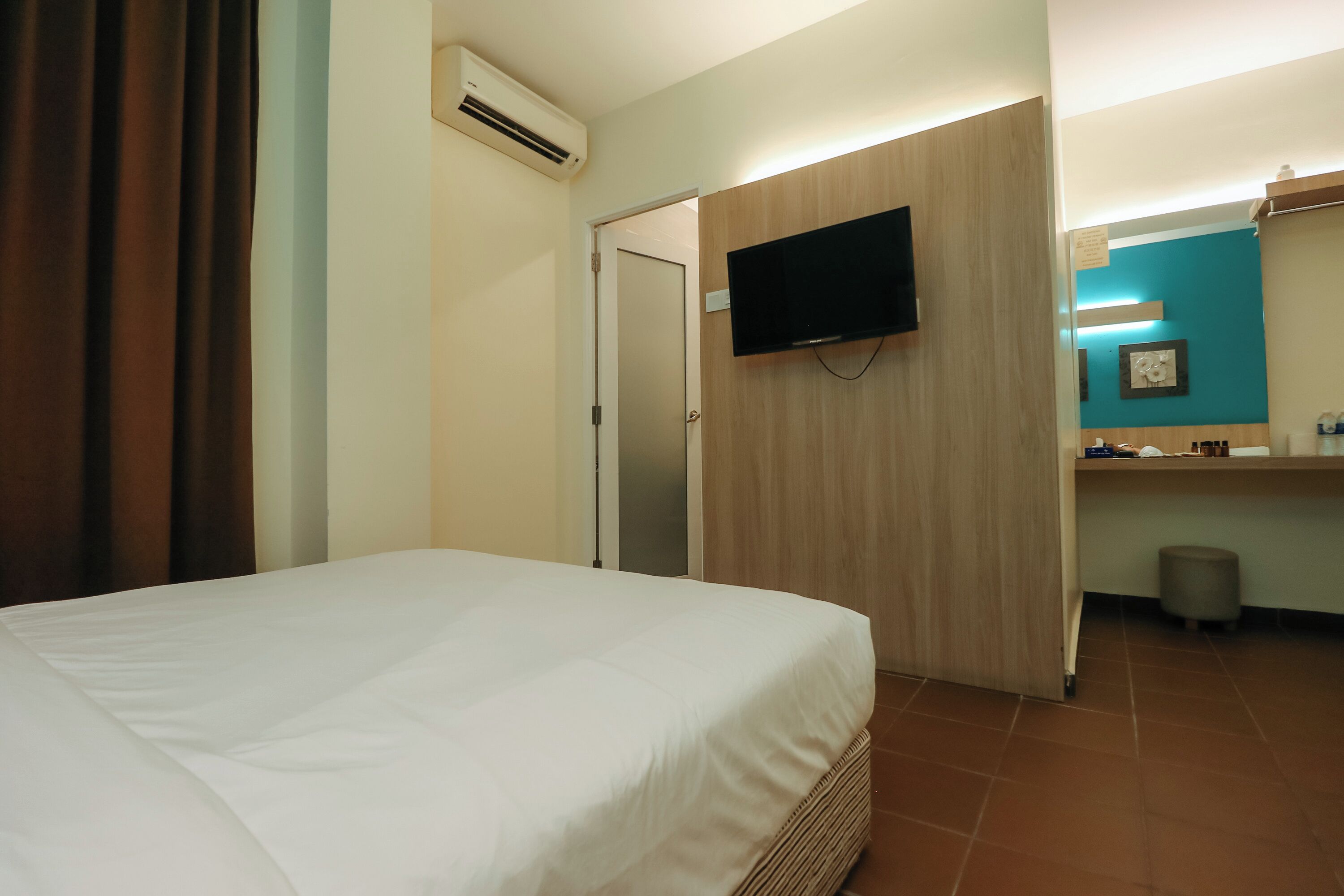 desk, laptop workspace, free wifi, bed sheets