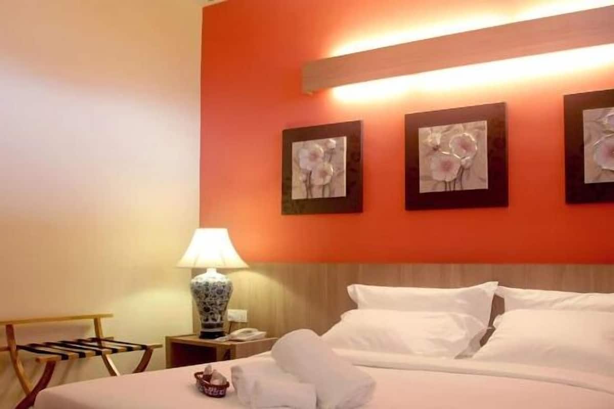 Desk, laptop workspace, free WiFi, bed sheets