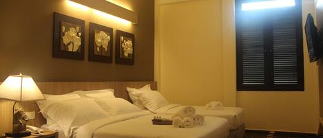 Deluxe Triple Room | Desk, laptop workspace, free WiFi, bed sheets