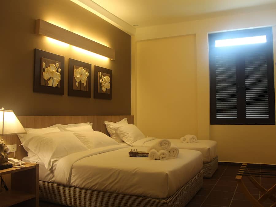 Tremannsrom – deluxe | Skrivebord, skrivebord for bærbar PC, wi-fi (inkludert) og sengetøy