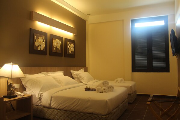 Deluxe Triple Room | Desk, laptop workspace, free WiFi, bed sheets
