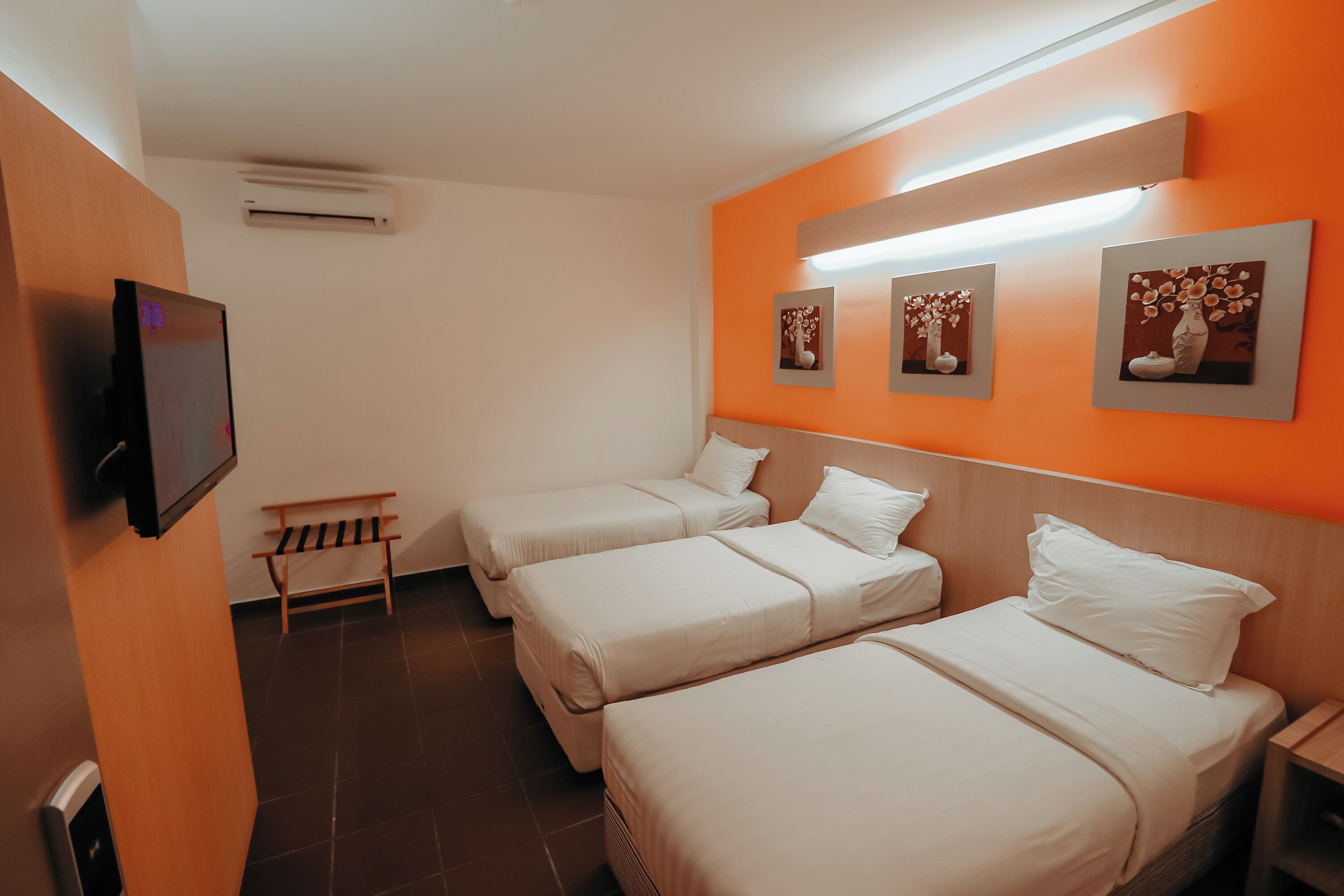 desk, laptop workspace, free wifi, bed sheets