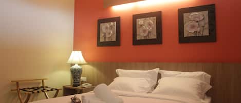 Deluxe-Doppelzimmer, 1 Queen-Bett | 1 Schlafzimmer, Schreibtisch, laptopgeeigneter Arbeitsplatz