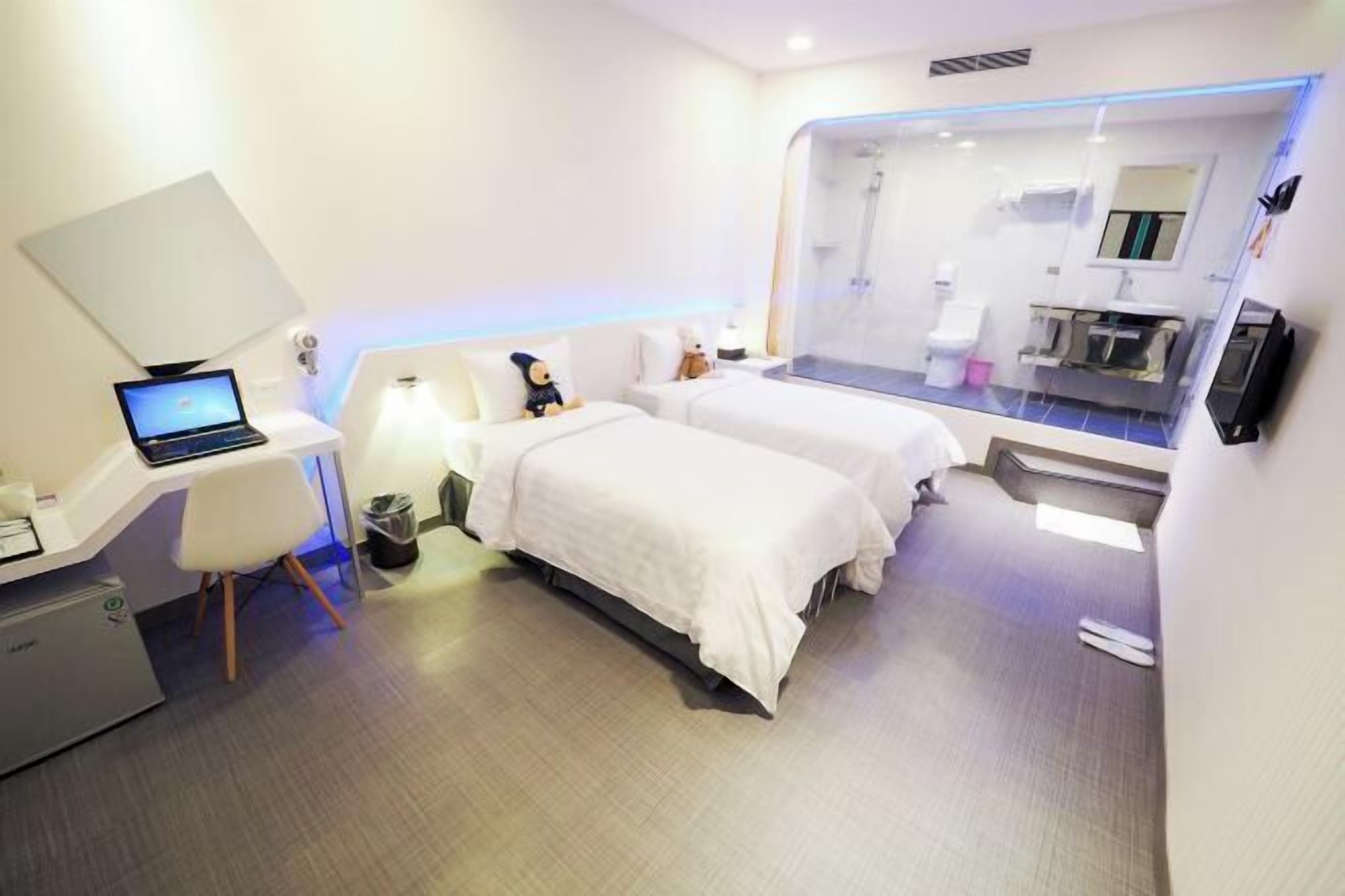 Desk, soundproofing, rollaway beds, free WiFi