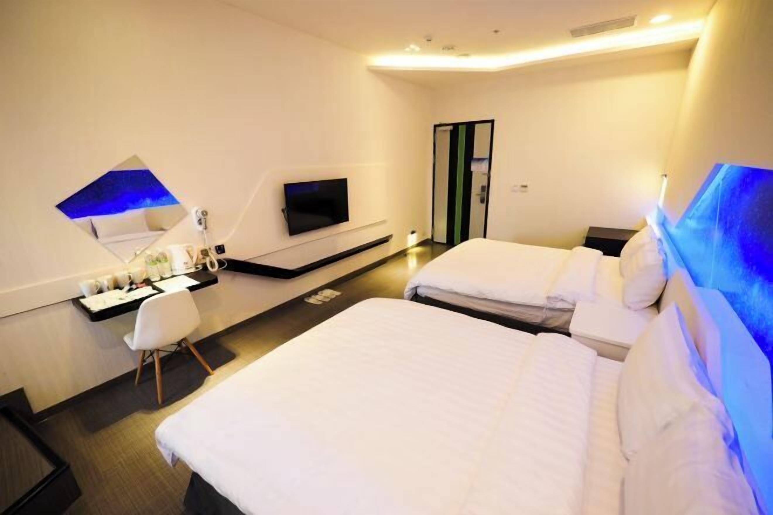 Desk, soundproofing, rollaway beds, free WiFi