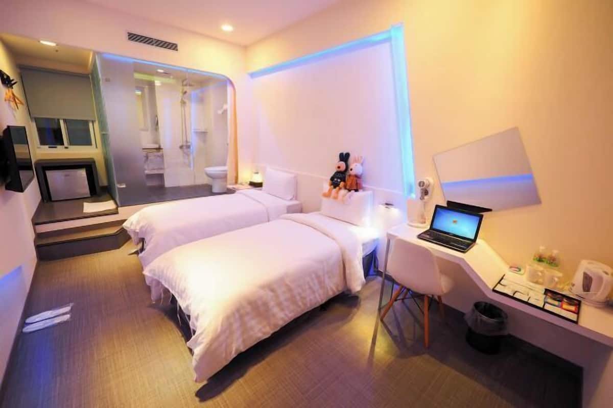 Desk, soundproofing, rollaway beds, free WiFi