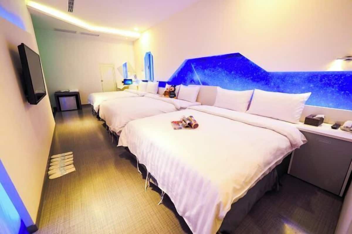 Desk, soundproofing, rollaway beds, free WiFi