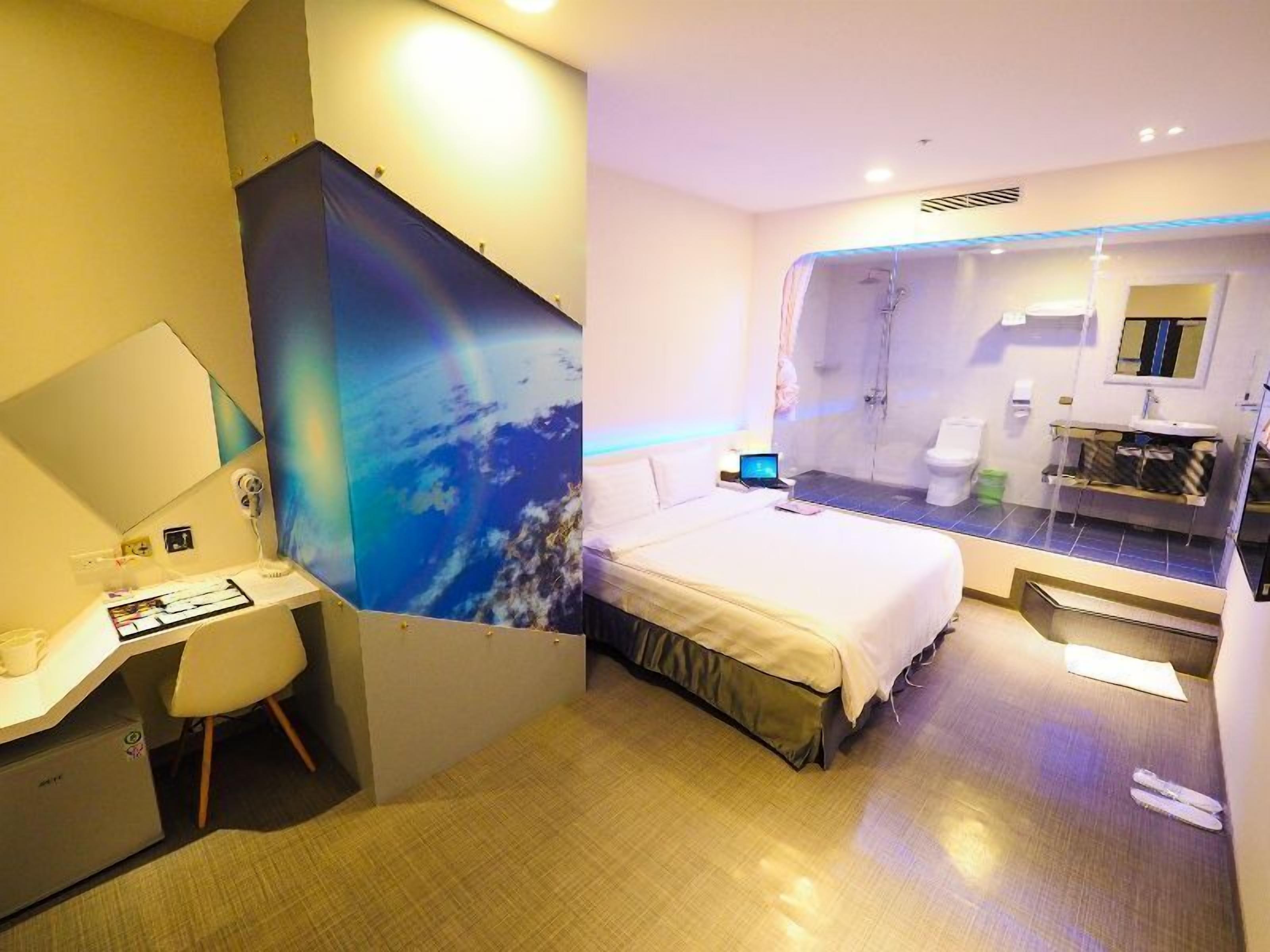 Desk, soundproofing, rollaway beds, free WiFi