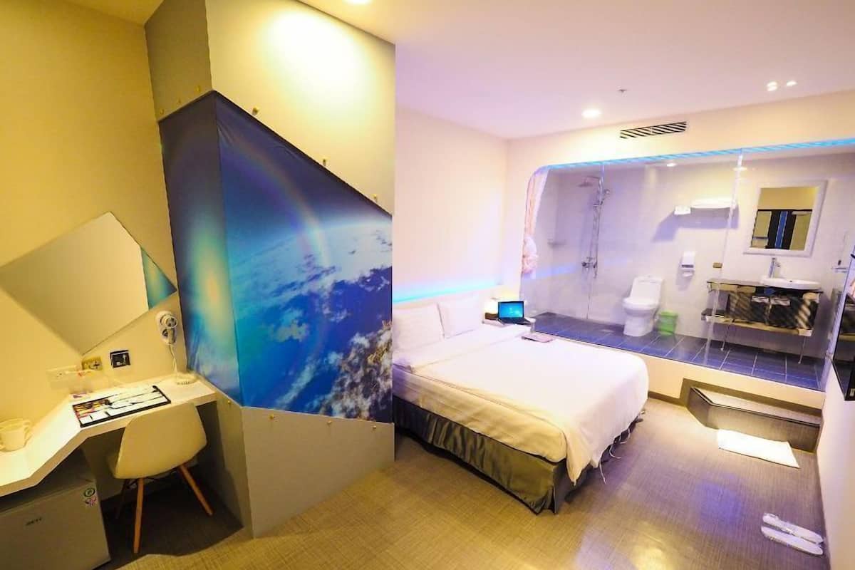 Desk, soundproofing, rollaway beds, free WiFi