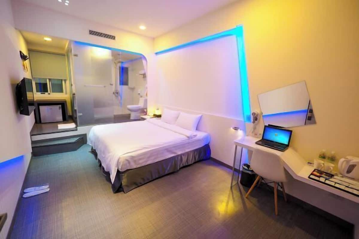 Desk, soundproofing, rollaway beds, free WiFi