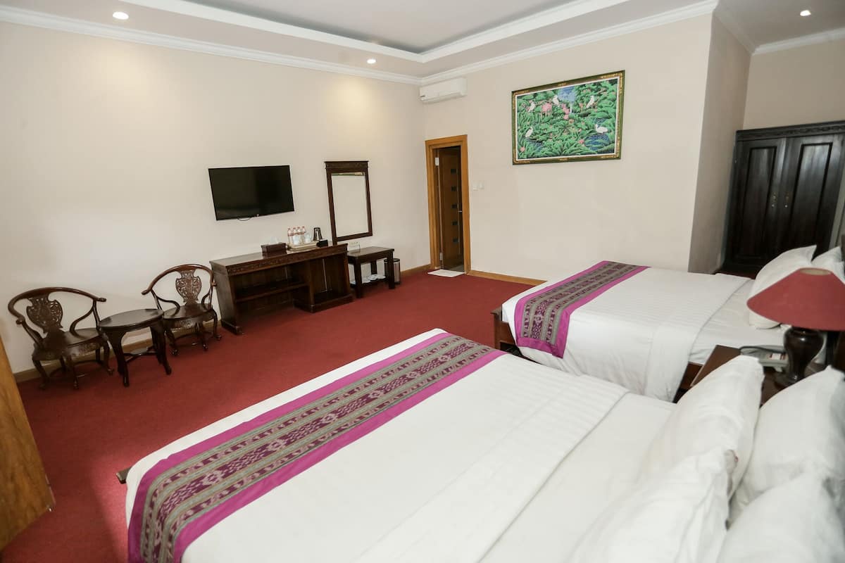 Family Room | Desk, free WiFi, bed sheets