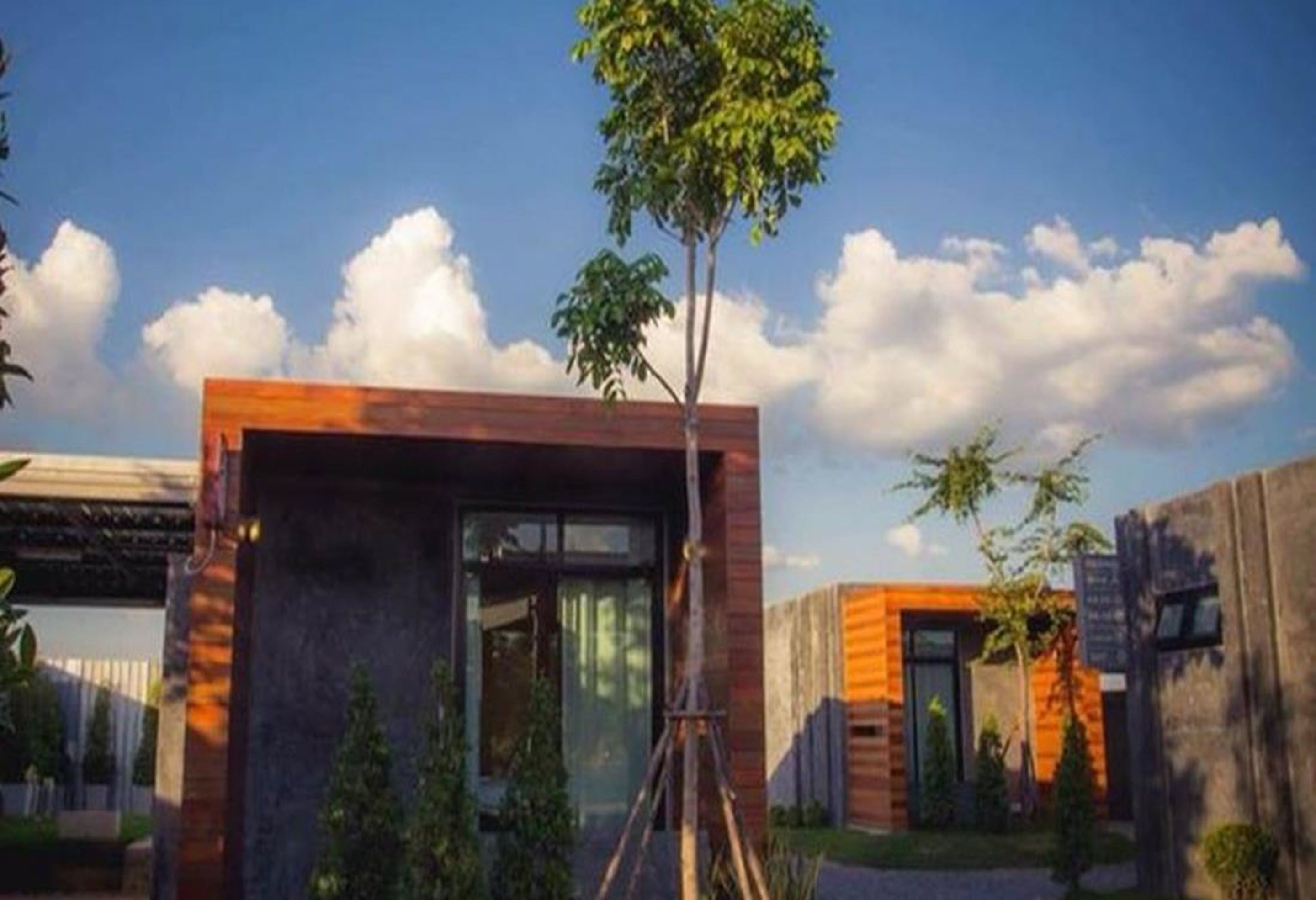 Un edificio moderno con fachada de madera y ventanas amplias.