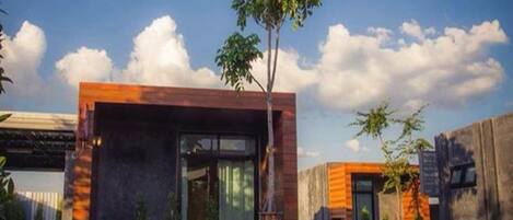 Un edificio moderno con fachada de madera y ventanas amplias.