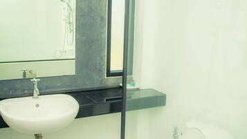 Superior Double Room | Bathroom | Shower, free toiletries, towels