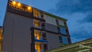 Um edifício de vários andares com uma placa que diz 'Hotel'.
