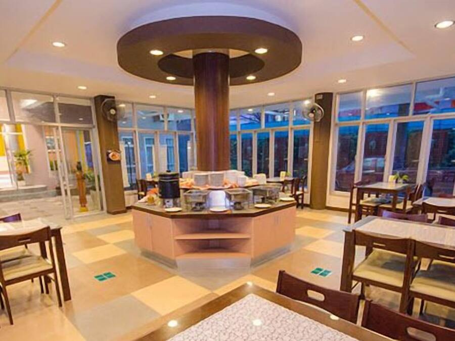 Se sirven desayunos, almuerzos, cenas y cocina tailandesa