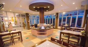 供應早餐、午餐和晚餐，泰國料理