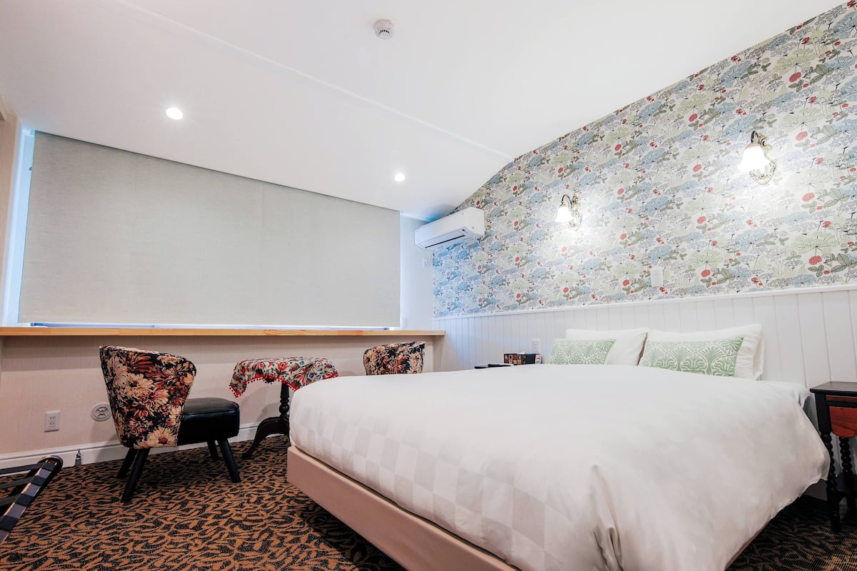 Free WiFi, individually decorated, individually furnished, bed sheets