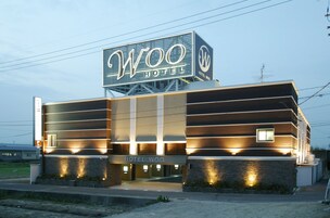 Un hotel moderno con un letrero llamativo que dice "WOO HOTEL".