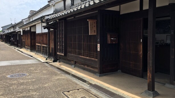 A row of traditional Japanese buildings with wooden doors and tiled roofs. - HOTEL WOO - Adults Only (Yamatotakada)