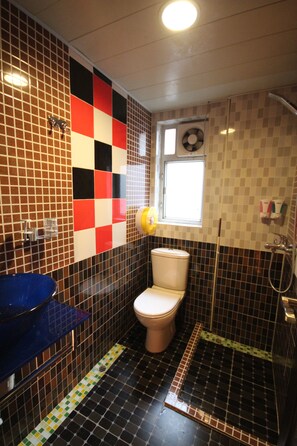 Shower, slippers, towels - Comfort Hostel (Hong Kong)
