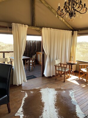 Habitación de lujo con 2 camas individuales, 2 camas individuales, cocina básica | Escritorio, espacio para trabajar con un portátil, cortinas opacas