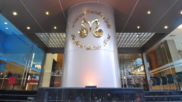 A hotel entrance with a large pillar featuring the hotel's name and logo. - Mayflower Grande Hotel Hat Yai (Hat Yai)