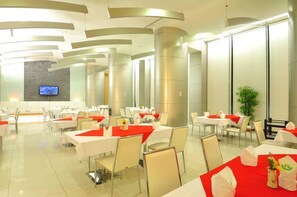 Serveert ontbijt, lunch, diner, Thaise gerechten 