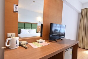 โต๊ะทำงาน, ผ้าม่านกันแสง, Wi-Fi ฟรี