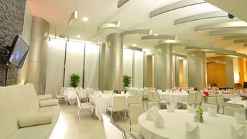 Breakfast, lunch, dinner served; Thai cuisine