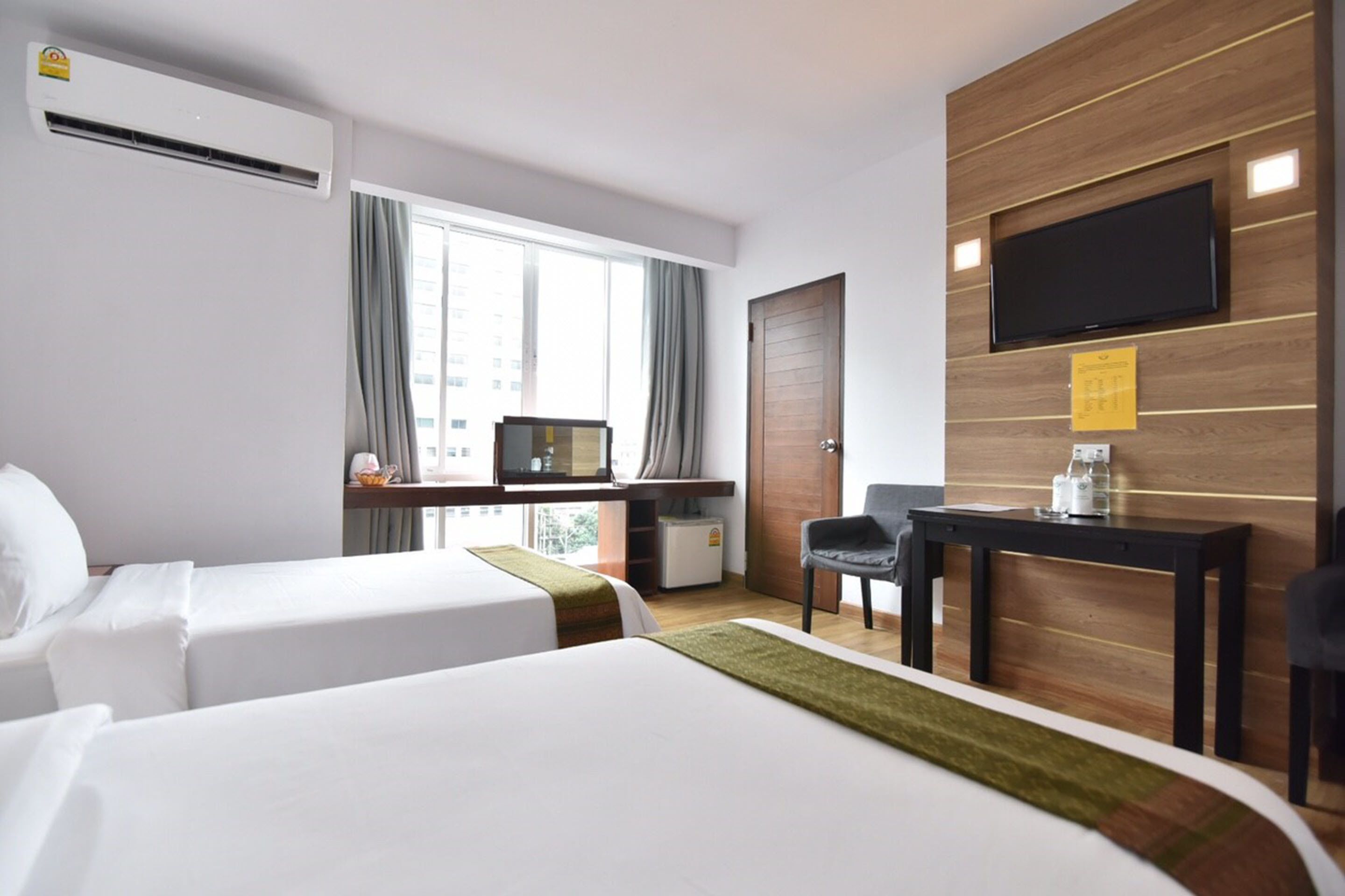 Desk, blackout curtains, free WiFi