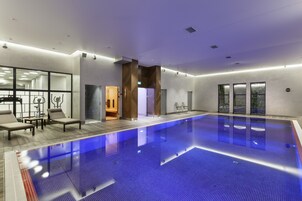 Kolam renang indoor, buka mulai 07.00 hingga 21.00, dengan cabana gratis