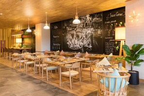 Desayuno buffet diario (VND 385000 por persona)