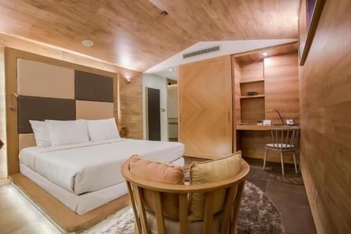 1 soverom, minibar, safe på rommet og skrivebord