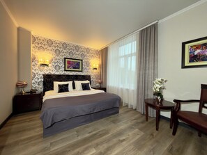 Junior Suite | Premium bedding, in-room safe, desk, soundproofing - Aria Hotel Chisinau (Chisinau)