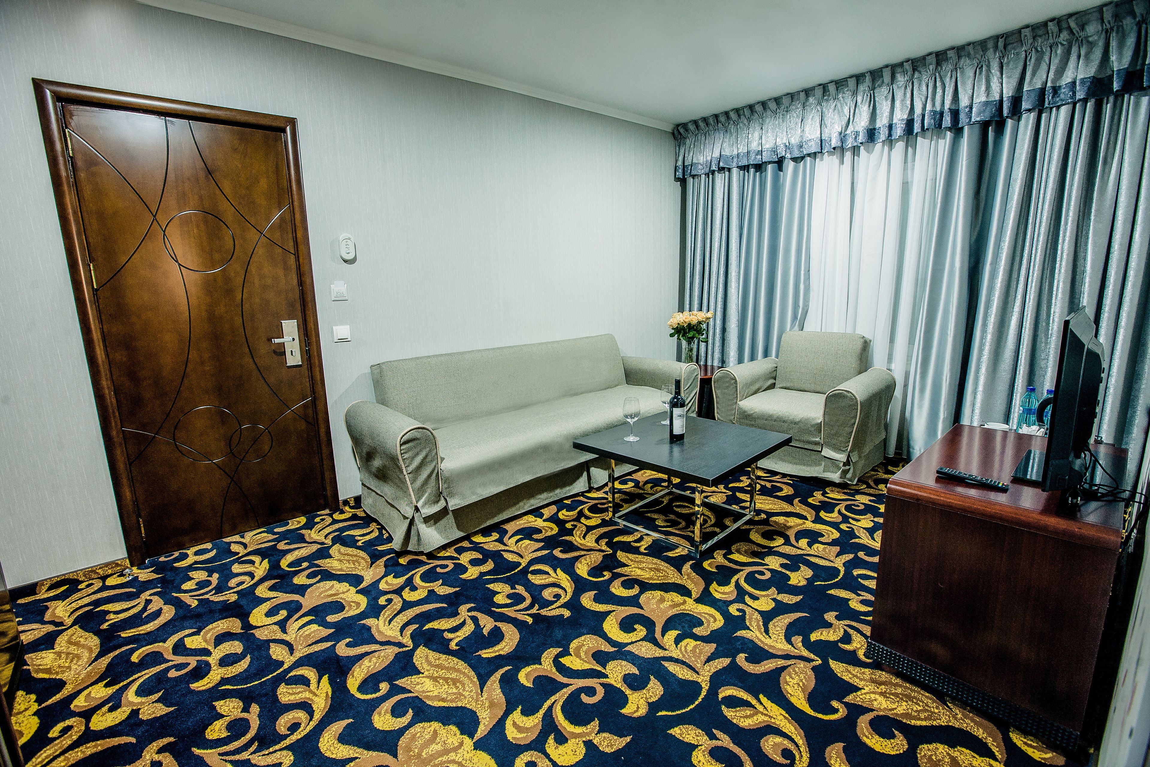 deluxe suite | living area | lcd tv