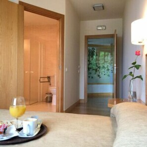 Twin Room | Blackout drapes, free cribs/infant beds, rollaway beds, free WiFi